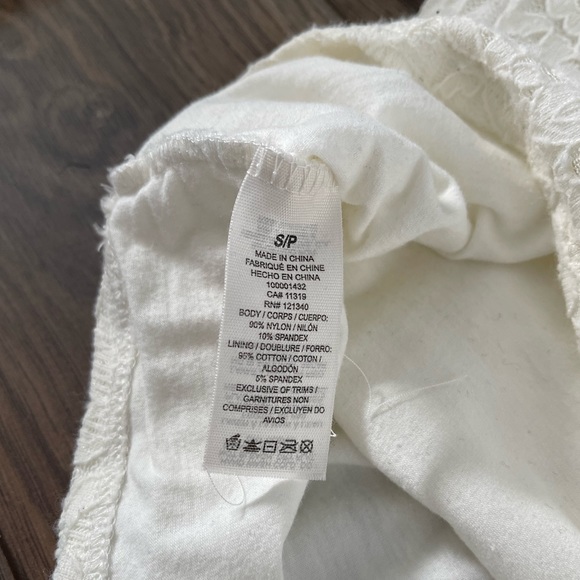 Unique Longsleeve with Lace Details - Picture 4 of 4